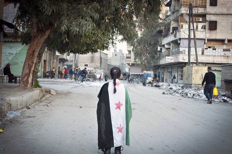 Abu, Husni, dan belasan orang Indonesia kemudian ditempatkan ke sebuah wilayah pedesaan di sekitar Kota Aleppo. (Foto: Seorang bocah perempuan berdiri di sudut Kota Aleppo, Suriah, 13 Februari 2013).