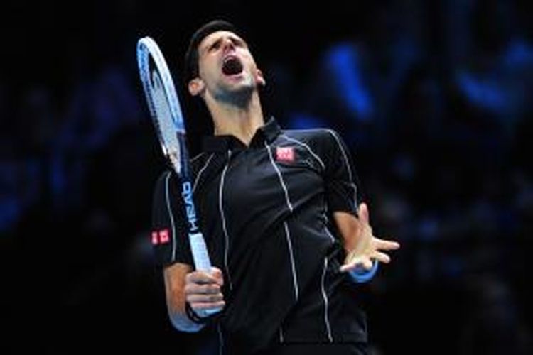 Petenis Serbia, Novak Djokovic berteriak setelah mendapatkan poin saat menghadapi petenis Spanyol, Rafael Nadal, pada laga final di O2 Arena, London, Senin (11/11/2013).