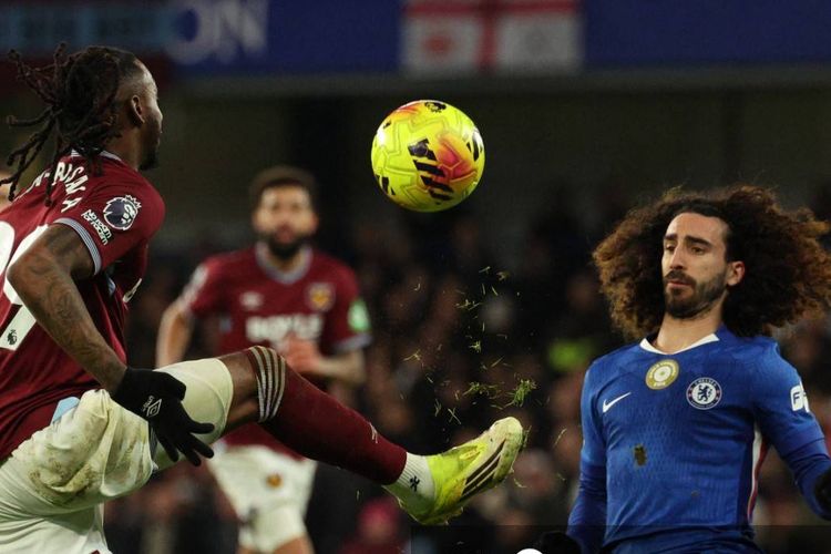 Aaron Wan-Bissaka (kiri) berebut bola dengan Marc Cucurella (kanan) dalam pertandingan sepak bola Liga Inggris antara Chelsea vs West Ham United di Stamford Bridge di London pada 31 Januari 2026. (Foto oleh Adrian DENNIS / AFP) 