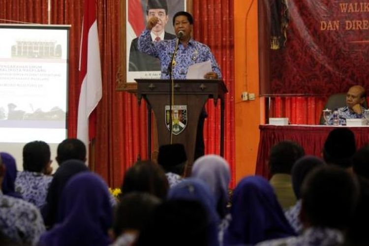 Wali Kota Magelang Sigit Widyonindito saat memberikan pengarahan ke[ada Pejabat Struktural dan Direktur BUMD di Lingkungan Pemerintahan Kota Magelang, Jumat (17/2/2017).  Pengarahan yang digelar di gedung Wiworo Wiji Pinilih Kota Magelang itu dalam rangka memperingati satu tahun kepemimpinan Sigit pada periode kedua ini.