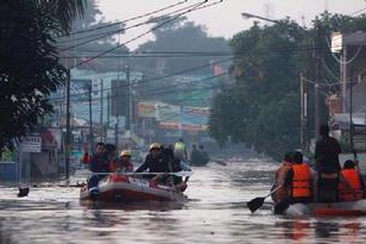 Luapan Kali Bekasi merendam ratusan rumah di Perumahan Pondok Gede Permai, Kelurahan Jatirasa, Kecamatan Jatiasih, Kota Bekasi, Jawa Barat, Selasa (5/2/2013). Sedikitnya 11 perumahan warga di bantaran Kali Bekasi  terendam dengan ketinggian air bervariasi dari 1,5 meter hingga 4 meter. KOMPAS/AGUS SUSANTO