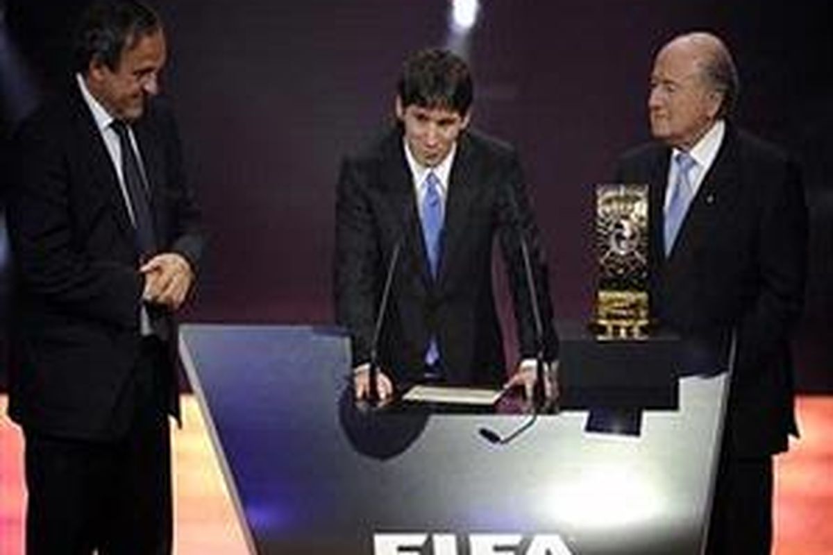 Penyerang Barcelona, Lionel Messi (tengah).