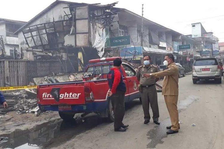 Sebanyak 12 rumah toko di Sungai Durian, Kecamatan Sintang, Kabupaten Sintang, Kalimantan Barat (Kalbar) ludes terbakar, Selasa (7/12/2021) pagi. Dalam peristiwa tersebut, satu orang warga bernama Ahin (36) terjebak api dan meninggal dunia.