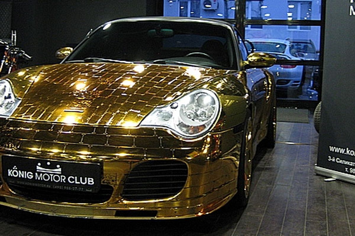 Tampak depan Porsche 911 berbalut emas