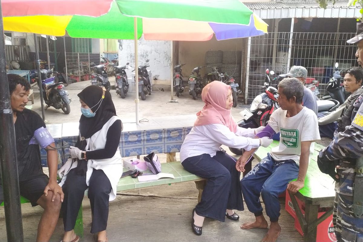 Beberapa ABK kapal pencari ikan KM Maju Setia asal Cilacap dilakukan pemeriksaan medis usai kapal yang ditumpanginya mengalami kebakaran di Samudera Hindia.