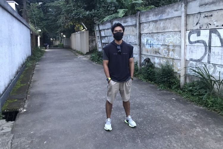 Pemilik akun Tiktok bernama Dani di Gang Buntu di Jalan Parakan, Cinangka, Sawangan, Kota Depok, Jawa Barat yang viral di Tiktok setelah menjadi latar pembuatan konsep misteri jalan buntu.(KOMPAS.com/WAHYU ADITYO PRODJO)