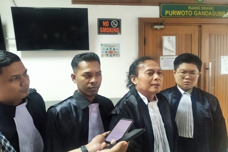 Penasihat hukum terdakwa Natalia Rusli, Deolipa Yumara saat ditemui usai persidangan di PN Jakarta Barat, Selasa (6/6/2023). 