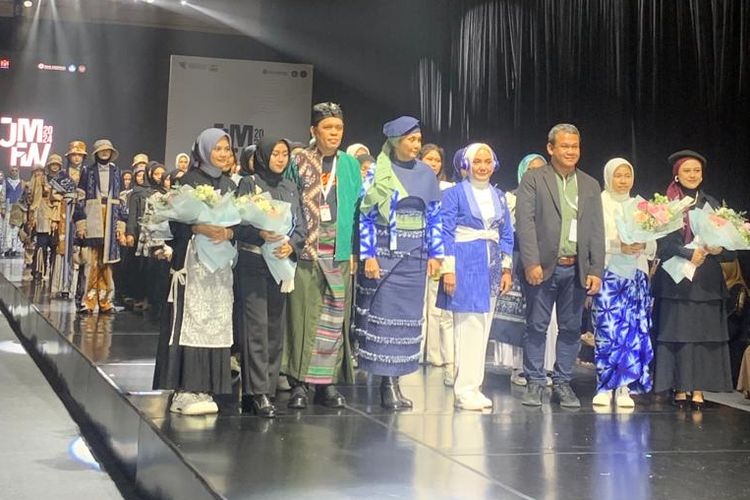 Sekjen Kemendikbud Ristek, Suharti dan Dirjen Pendidikan Vokasi Kemendikbud Ristek, Kiki Yuliati tampil menawan di Jakarta Muslim Fashion Week (JMFW) 2024 di ICE BSD, Tangerang, Banten, Sabtu (21/10/2023).