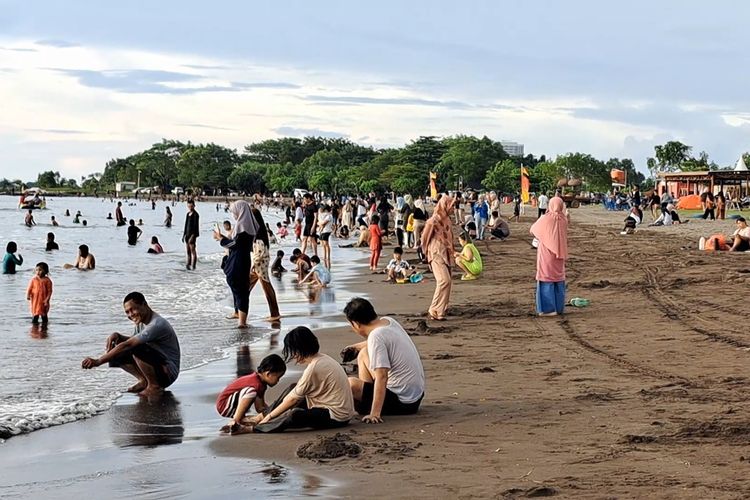 Suasana Pantai Indah Bosowa yang terletak di Jalan Metro Tanjung Bunga, Kecamatan Tamalate, Kota Makassar, Sulawesi Selatan (Sulsel), dipadati ribuan pengunjung, Jumat (12/4/2024) sore.
