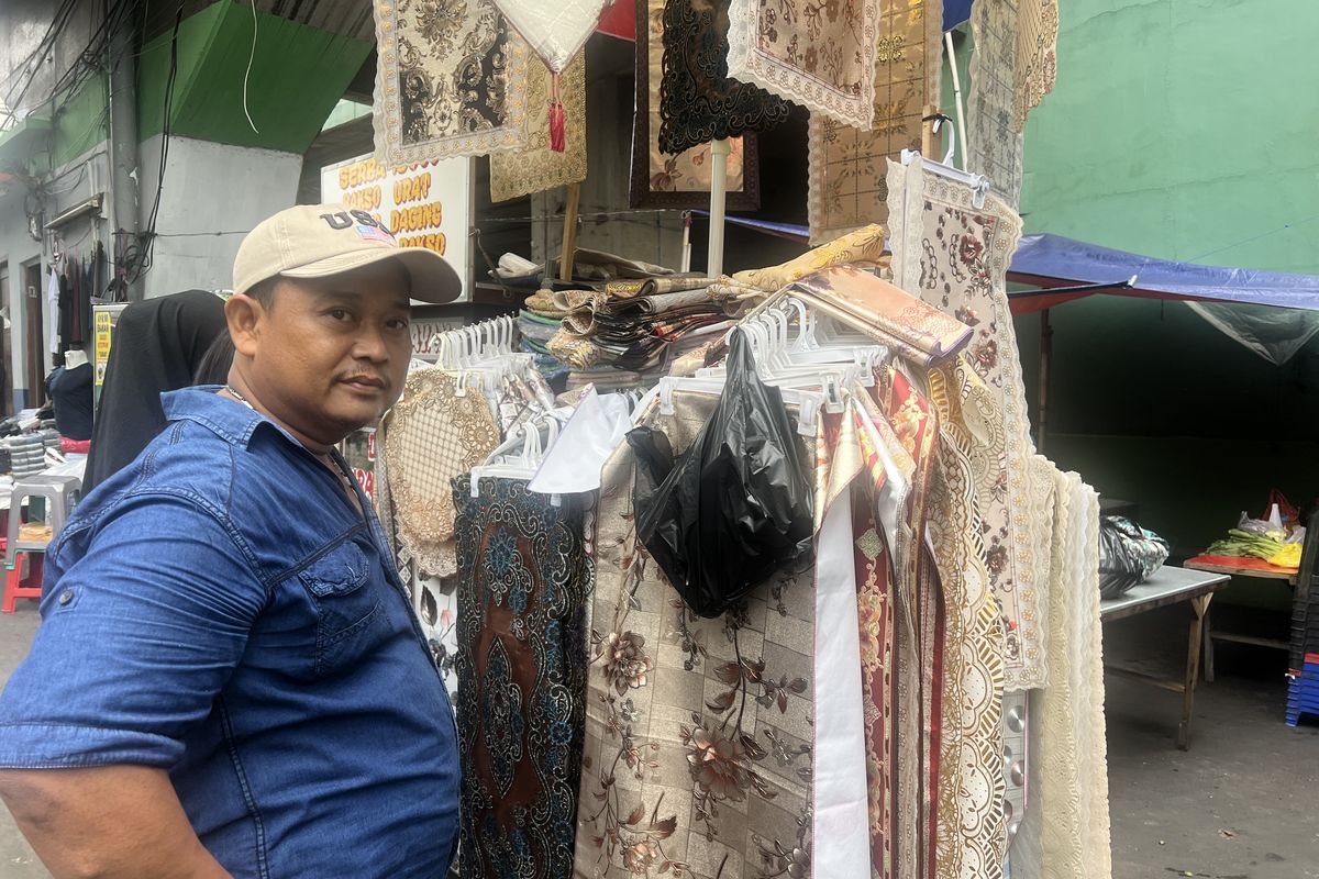 Penjual taplak meja, Iwan (42) mengaku dagangannya laris manis diserbu pembeli jelang Ramadhan di pelataran Pasar Tanah Abang Blok F, Jakarta Pusat, Minggu (10/3/2024).