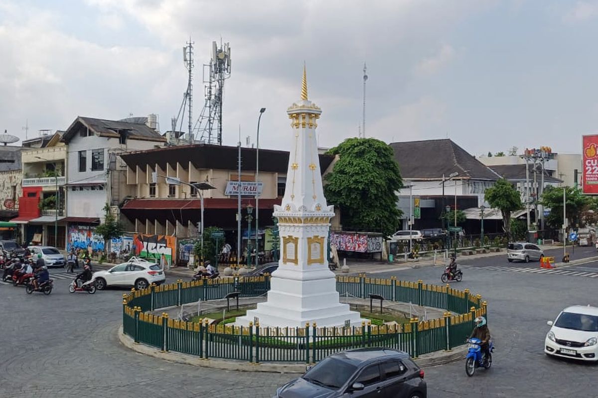 Suasana di Tugu Pal Putih, Kota Yogyakarta.