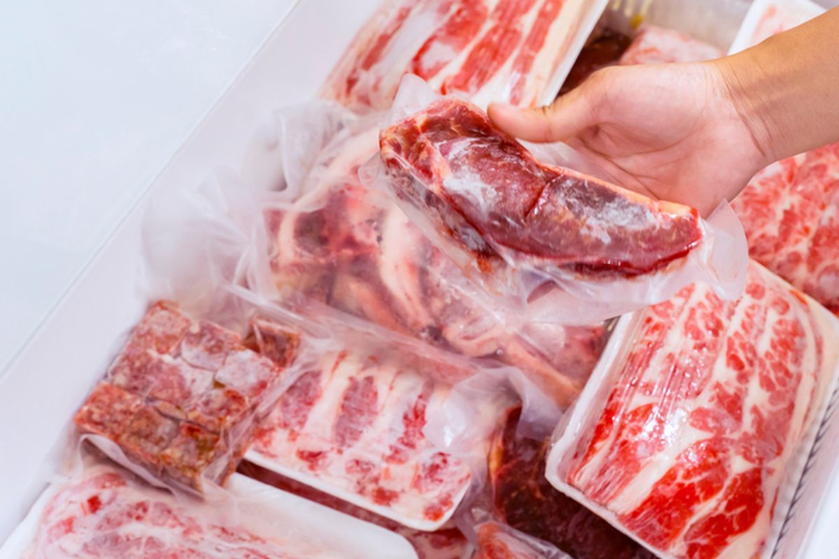 Ilustrasi daging, Ilustrasi menyimpan daging di freezer.
