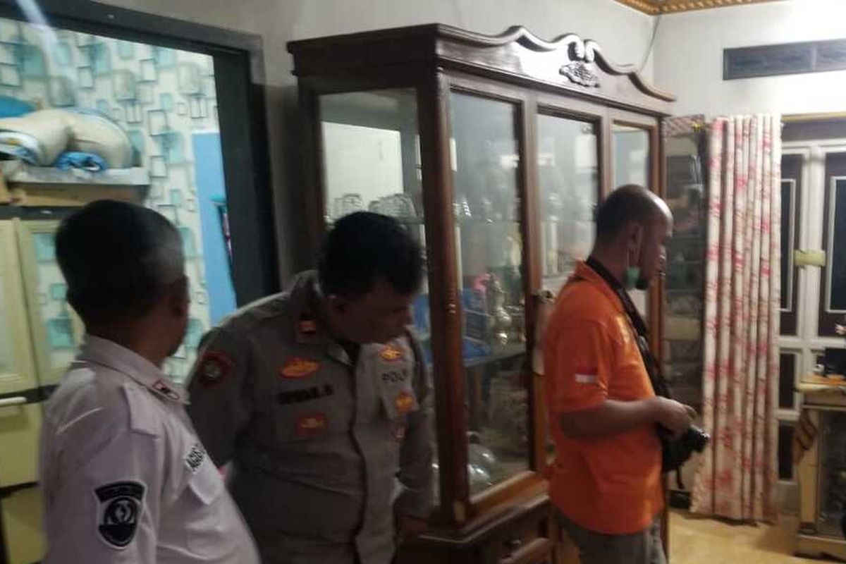 Polisi tengah mengevakuasi jenazah HP (31) seorang pria asal Kecamatan Katapang, Kabupaten Bandung, Jawa Barat yang tewas gantung dirj di kediamannya, diduga terjerat judi online, Rabu (31/7/2024)