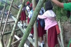 Demi Bisa Sekolah, Siswa SD Pun Titi Jembatan Bambu di Atas Tanah yang Ambles