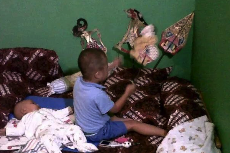 Awal mula Rafa belajar main wayang 12 tahun lalu.