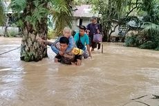 Polisi Evakuasi 3 Orang Lansia yang Terjebak Banjir di Rokan Hulu 