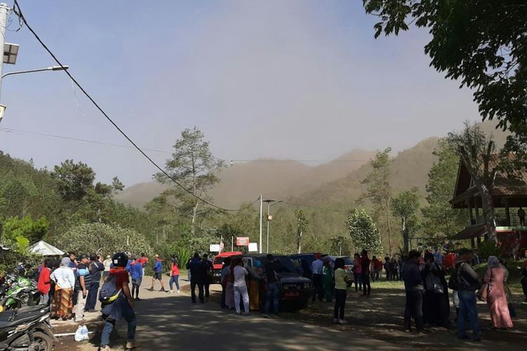 Kondisi sejumlah daerah di Kota Batu yang terdampak angin kencang dan berdebu, Minggu (17/11/2019).