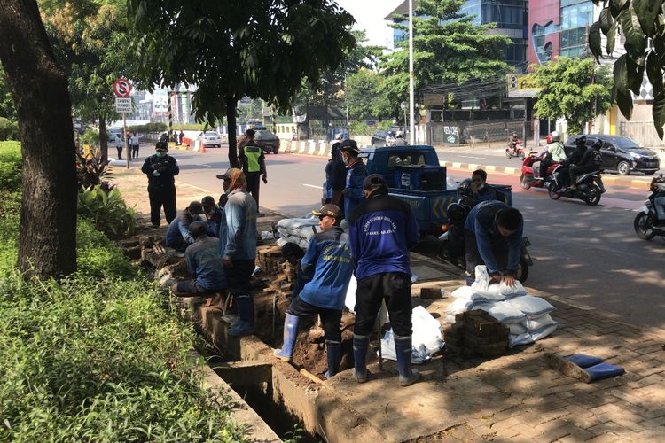 Pemerintah Kota Jakarta Selatan melebarkan saluran air di pinggir Jalan Sultan Iskandar Muda tepatnya di depan Gandaria City, Kebayoran Lama Utara, Kebayoran Lama, Jakarta Selatan pada Minggu (24/10/2021) pagi.