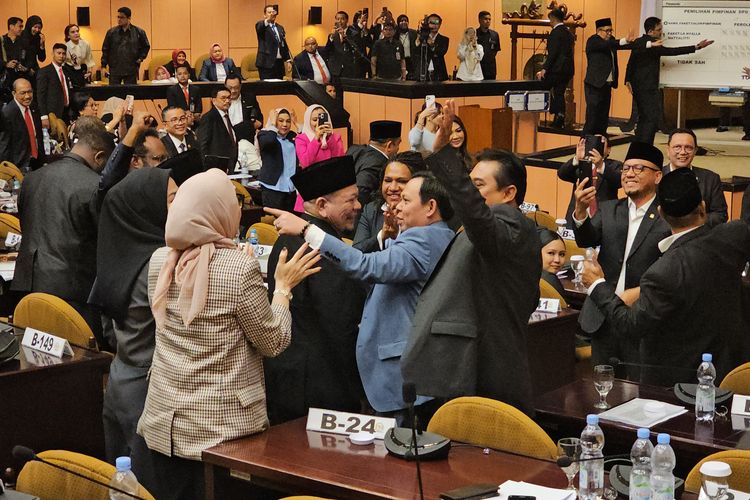 Terpilih Jadi Ketua DPD, Sultan Najamudin Peluk La Nyalla dan Komeng