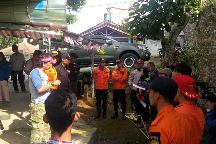 Pengarahan sebelum dua SRU melakukan pencarian di Resor Cimungkad, Kecamatan Kadudampit, Sukabumi, Jawa.Barat, Senin (11/9/2017).