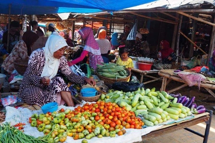 Pedagang sembako di pasar prenduan Kabupaten Sumenep. 