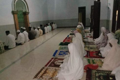 Sejumlah Warga Sumenep Shalat Tarawih Malam Ini, Imam Masjid: Meski Puasa Lebih Awal, Tak Ada Perdebatan