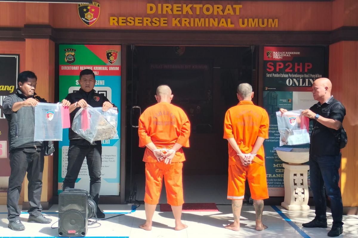 Dua orang tersangka kasus premanisme saat dihadirkan dalam konferensi pers di halaman di Ditreskrimum Polda Bali, pada Jumat (16/5/2025).