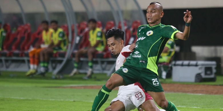 Pesepak bola PSS Sleman Riko Simanjuntak (kanan) berebut bola dengan pesepak bola Garudayaksa FC Muhammad Bagus Nirwanto (kiri) pada laga final Championship Liga 2 2025-2026 PSS Sleman vs Garudayaksa FC di Stadion Maguwoharjo, Sleman, D.I Yogyakarta, Sabtu (9/5/2026). ANTARA FOTO/ Andreas Fitri Atmoko/tom.