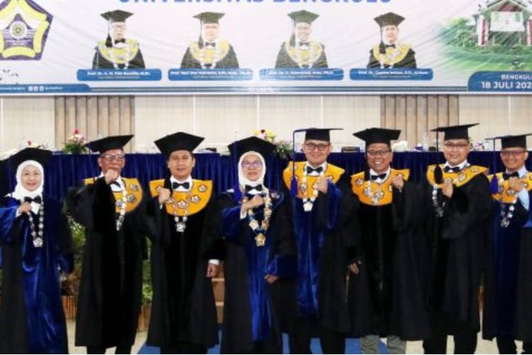 Universitas Bengkulu (Unib) mengkuhkan 4 guru besar baru. Pengukuhan dilaksanakan saat rapat senat pengukuhan di Gedung Serba Guna Unib, Selasa (18/7/2023).