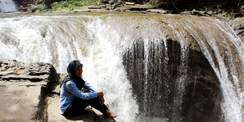 Seorang pengunjung terlihat sedang melakukan foto selfie di Air Terjun Kalata. Air terjun ini menjadi tempat favorit untuk berfoto. Air Terjun Kalata berada di daerah Desa Wolowa Baru, Kecamatan Wolowa, Kabupaten Buton, Sulawesi Tenggara.