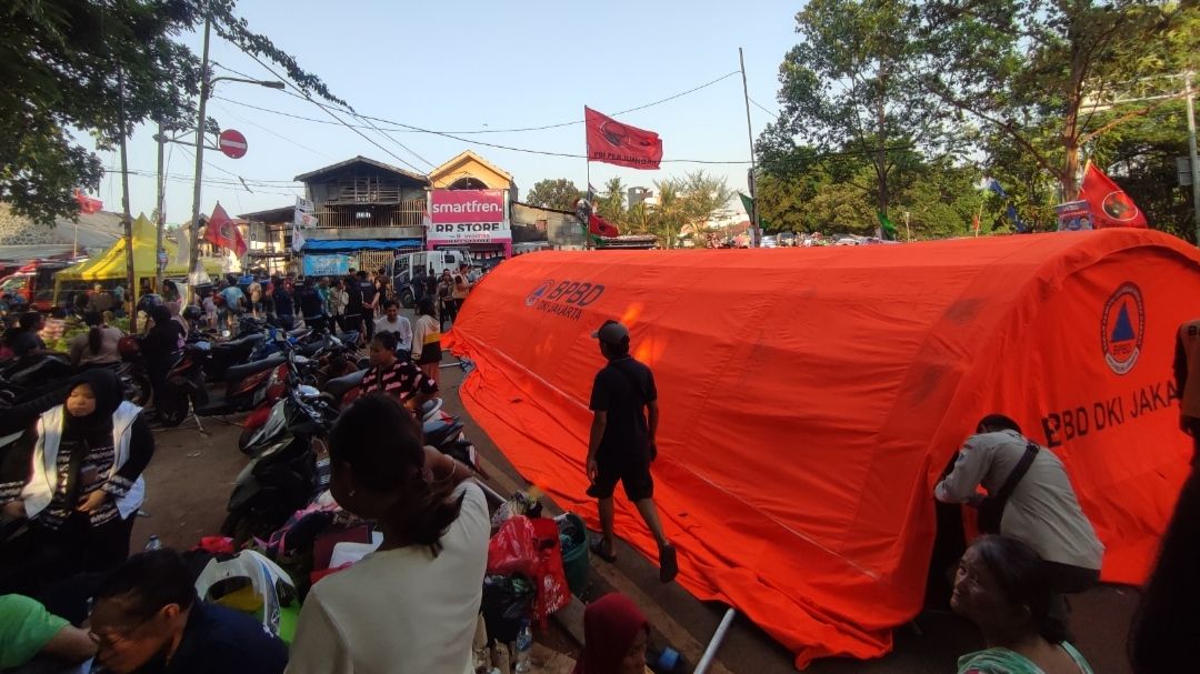 BPBD DKI Bangun Tenda Pengungsian untuk Korban Kebakaran di Manggarai 