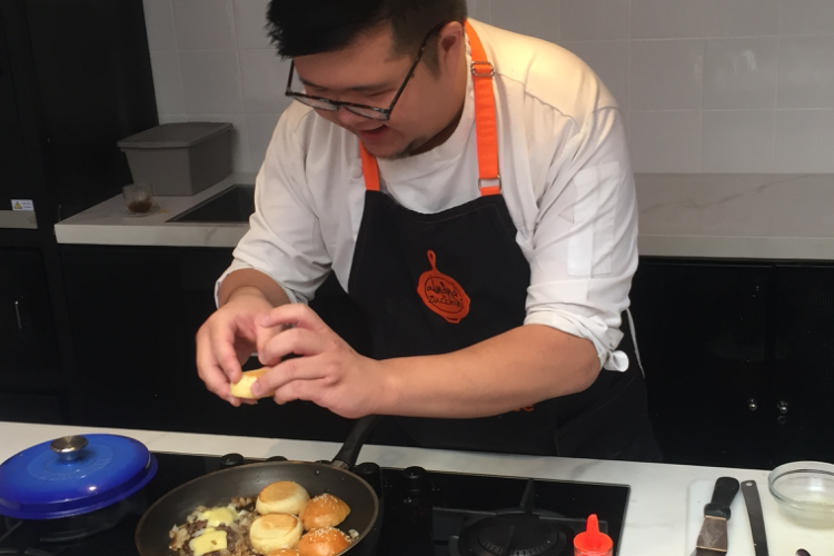 Chef Ian Chin, saat mengajarkan membuat smash burger di Almond Zucchini Cooking Studio, Senin  (17/02/2020).