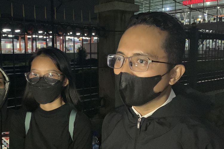 Pengguna KRL sekaligus dokter spesialis jantung dan pegiat media sosial, Berlian Idris (47), ikut dalam aksi 100 hari matinya eskalator di Stasiun Bekasi, Rabu (31/1/2024) malam. 
