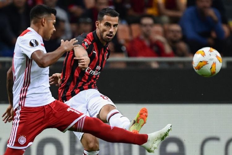 Suso masih bisa melepas tendangan meski dikawal Nahuel Leiva saat AC Milan menjamu Olympiakos di San Siro dalam lanjutan Liga Europa, 4 Oktober 2018. 