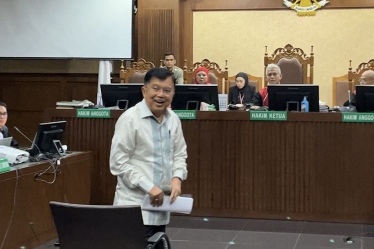 Wakil Presiden (Wapres) RI ke-10 dan ke-12, Jusuf Kalla (JK) di ruang sidang Pengadilan Tindak Pidana Korupsi (Tipikor) pada Pengadilan Negeri (PN) Jakarta Pusat, Kamis (16/5/2024).