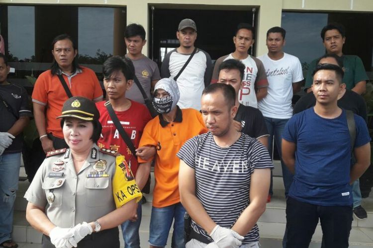 Polres Ogan Komering Ulu (OKU), Sumatera Selatan berhasil mengungkap kasus pembunuhan sadis yang menimpa Herwin Widayati (51). Pelaku diketahui adalah kerabatnya sendiri yakni Rahmad Sumaedi, (57) yang juga mantan karyawan suami korban.
