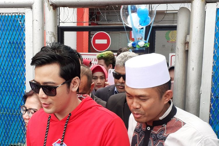 Kriss Hatta didampingi kerabat keluar dari LP Cipinang, Jakarta Timur, Minggu (22/12/2019).(KOMPAS.com/ANDIKA ADITIA)