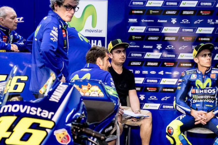 Pebalap Movistar Yamaha asal Italia, Valentino Rossi (kanan), menunggu di paddock pada hari kedua tes pramusim ketiga MotoGP 2017 di Sirkuit Losail, Qatar, Sabtu (11/3/2017).