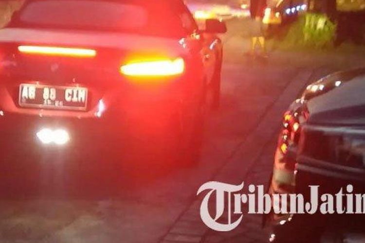 Tim Bareskrim Mabes Polri menyita sebuah mobil mewah BMW Z4 warna merah AG 88 CIM milik Bayue Walker, di Desa Ringinpitu, Kecamatan Kedungwaru, Tulungagung, Kamis (30/3/2023). 