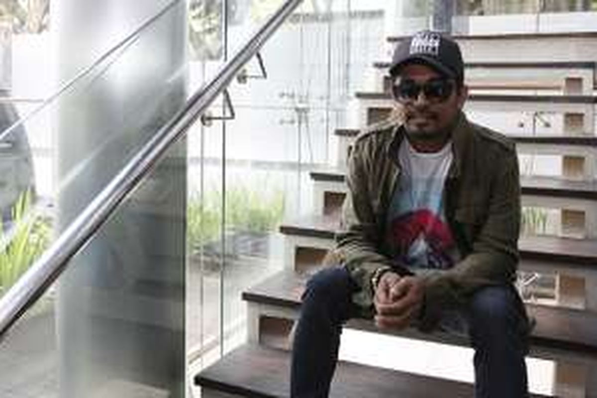 Pemusik Glenn Fredly berpose di sela acara konferensi pers rilis album Libertaria yang bertajuk 'Kewer-Kewer' di Rolling Stone Cafe, Jakarta, Rabu (18/5/2016). Dengan aliran musik post dangdut electronika, Libertaria merilis album baru tersebut setelah sukses dengan single 'Ora Minggir Tabrak', yang menjadi soundtrack film Ada Apa dengan Cinta? 2.