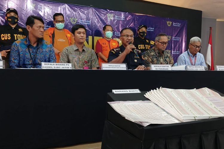 Petugas Kantor Pengawasan dan Pelayanan Bea dan Cukai Tipe Madya Pabean A (KPPBC TMP A) Pasuruan menangkap dua pelaku penjual pita cukai palsu serta mengamankan 62.517 keping pita palsu, Jumat (23/8/2023)