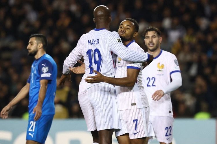 Penyerang Perancis #07 Christopher Nkunku memeluk Jean-Philippe Mateta saat merayakan gol yang kemudian tidak disahkan setelah tinjauan VAR dalam pertandingan Kualifikasi Piala Dunia 2026 zona Eropa antara Azerbaijan vs Perancis di Stadion Republik Tofiq Bahramov di Baku pada 16 November 2025. (Foto oleh FRANCK FIFE / AFP)