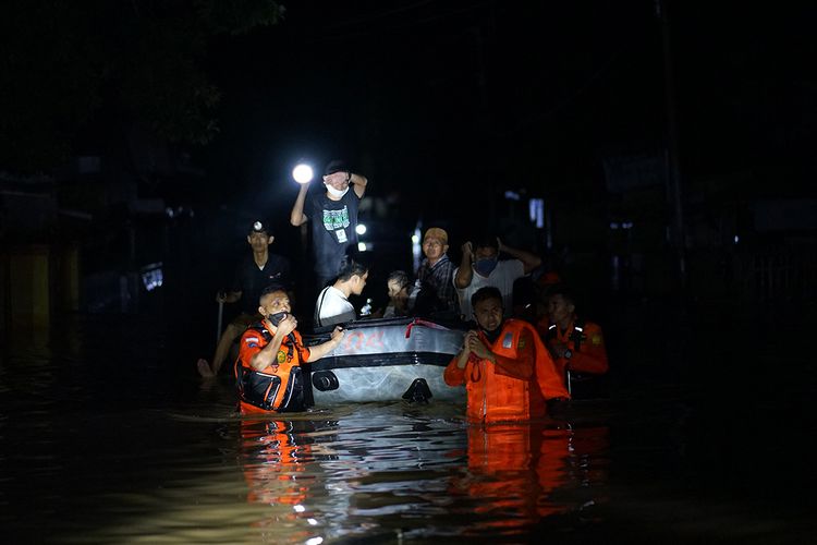 Sejumlah anggota Basarnas mengevakuasi korban banjir dengan menggunakan perahu karet di Kota Timur, Kota Gorontalo, Gorontalo, Kamis (11/6/2020) malam. Data sementara dari pemerintah setempat mencatat sebanyak 1.150 warga terdampak banjir dengan ketinggian air mencapai 1,5 meter.
