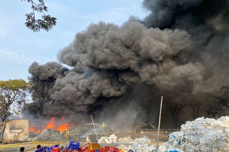 Kebakaran di lapak daur ulang plastik di Jalan Gaga Rawa Kompeni, Kamal, Kalideres, Jakarta Barat, Jumat (19/5/2023).