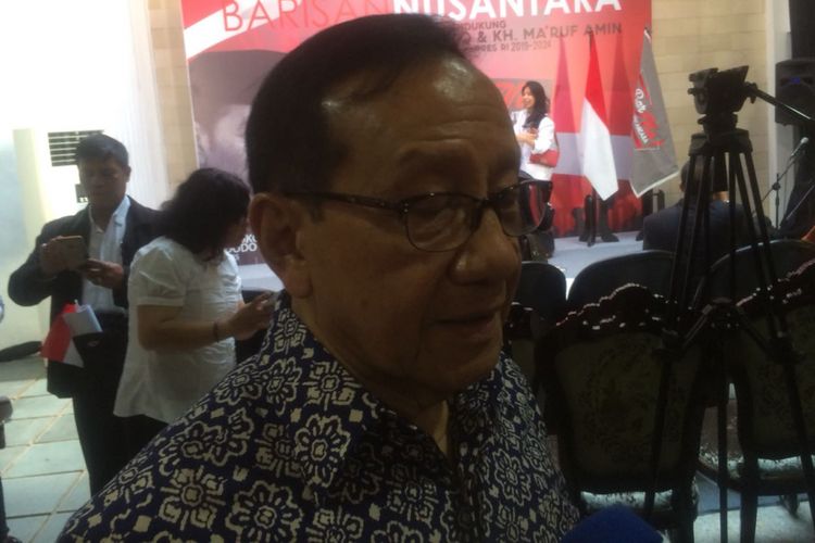 Wakil Ketua Dewan Kehormatan Golkar Akbar Tandjung di Kantor relawan Barisan Nusantara di Rumah Relawan Barnus, Cempaka Putih Timur, Jakarta Pusat, Sabtu (10/11/2018).