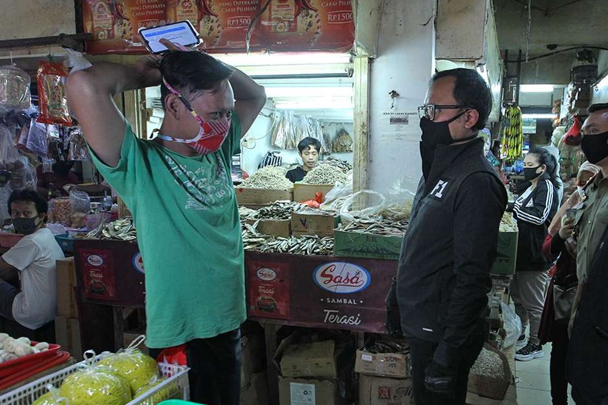 Walikota Bogor,  Bima Arya Sugiarto meninjau Pasar Bogor, Kota Bogor untuk sosialisasi penggunaan masker, Rabu (29/4/2020). Selain sosialisasi penggunaan masker walikota juga meninjau uji cepat (rapid test) massal Covid-19.