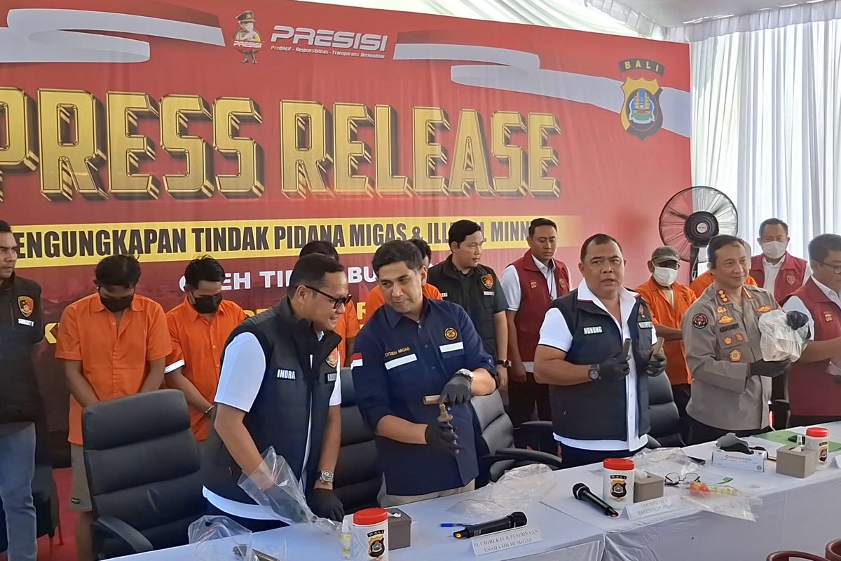 Direktur Tindak Pidana Tertentu (Dirtipidter) Bareskrim Polri, Brigjen Pol Nunung Syaifuddin saat memimpin rilis pengungkapan kasus pengoplosan gas elpiji bersubsidi di sebuah gudang,  Banjar Griya Kutri, Desa Singapadu Tengah, Kecamatan Sukawati, Kabupaten Gianyar, Provinsi Bali, pada Selasa (11/3/2025). KOMPAS.COM/ Yohanes Valdi Seriang Ginta 