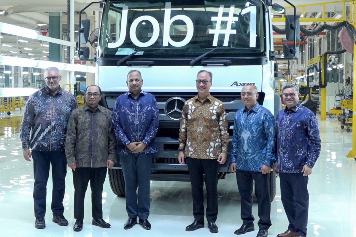 Menteri Perindustrian Agus Gumiwang Kartasasmita (ketiga kanan) berfoto bersama pada Pembukaan Pabrik Baru PT Daimler Commercial Vehicles Manufacturing Indonesia (PT DCVMI) di Kawasan Industri Delta Silicon 8, Cikarang, Jawa Barat, Selasa (10/6/2025).