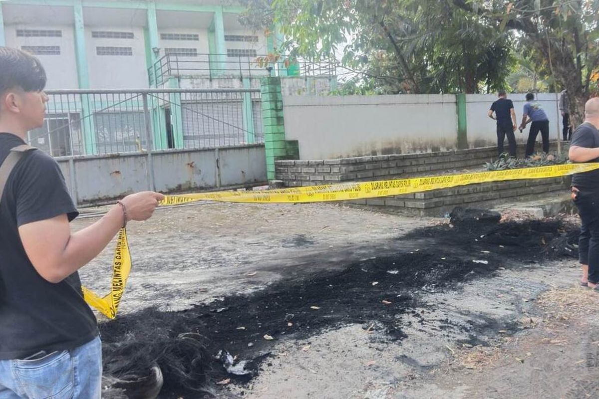 Polisi memasang police line di lokasi bentrok dua kelompok massa di area pabrik hebel Sukaluyu, Kabupaten Cianjur, Jawa Barat, Jumat (24/5/2024) siang.