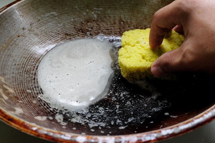Ilustrasi membersihkan panci gosong. Salah satu cara membersihkan panci gosong adalah dengan menggunakan garam. 